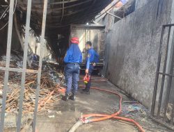 Gudang Perabotan di Babelan Bekasi Terbakar, Api Berkobar