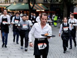 Pelayan Paris Adu Nampan Lomba Unik Rayakan Budaya Kafe Prancis