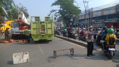 Truk Senggol Baliho hingga Roboh di Pondok Ungu Bekasi, Lalin Tersendat