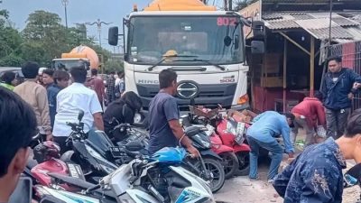 Truk Molen Hantam Deretan Motor di Kalimalang, Diduga Sopir Kehilangan Konsentrasi